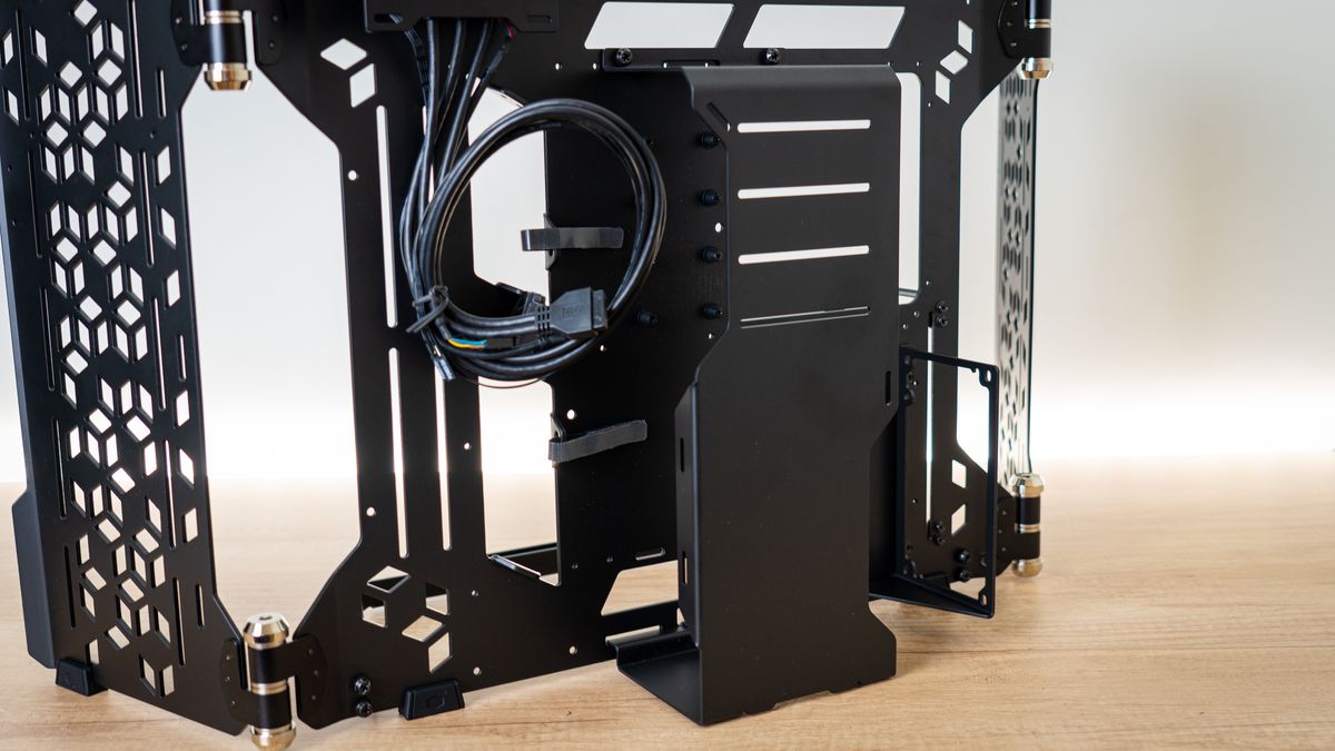 Cooler Master MasterFrame 700