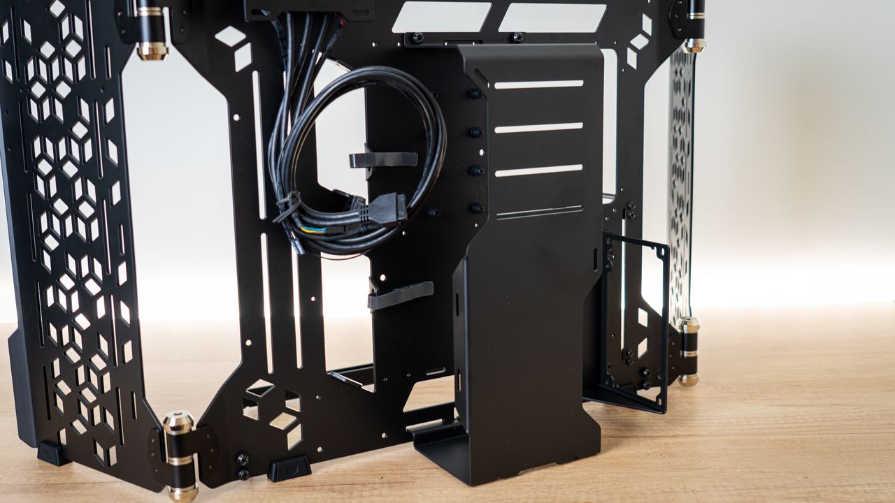 Cooler Master MasterFrame 700