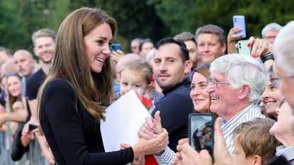duchess catherine talking tofans about prince louis' first words