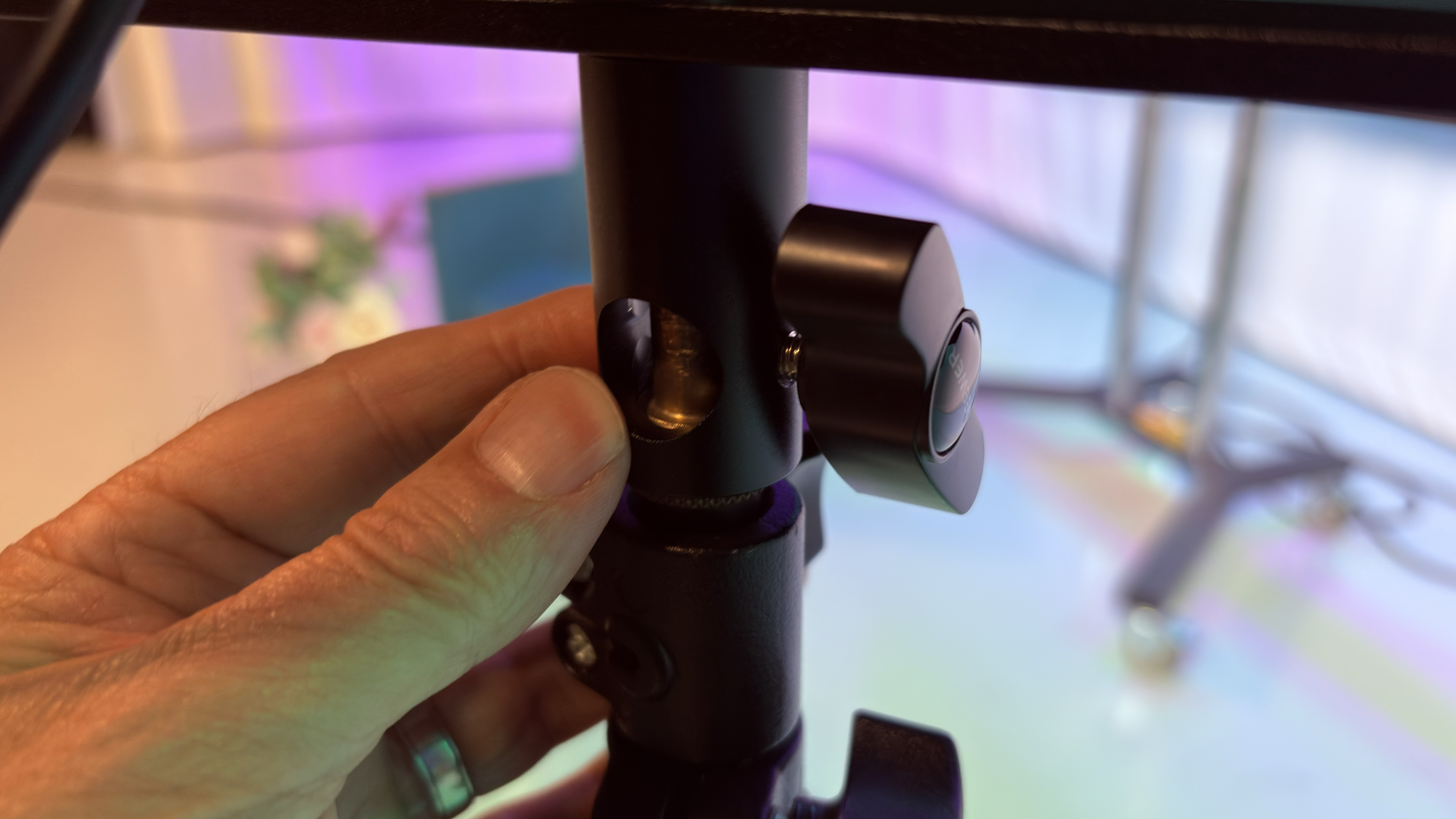 Close-up of the base of the LED attached to the bayonet mount of a lighting stand