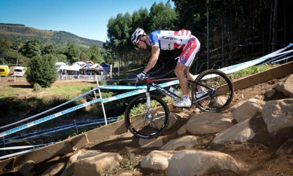 Julien Absalon (Orbea) descends through a rock garden
