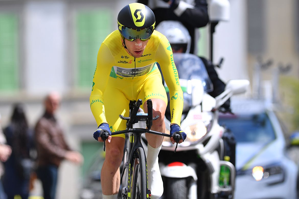 Simon Yates fights to hold on to his lead