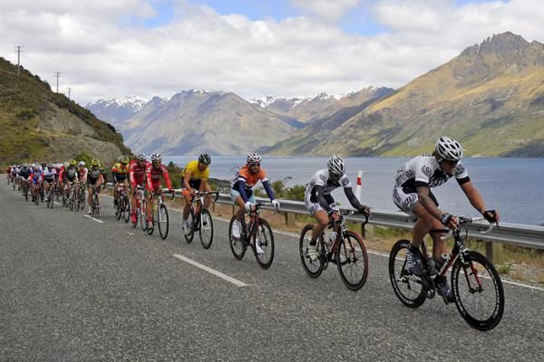 Bici Vida riders lead the peloton along the shores of Lake Wakatipu
