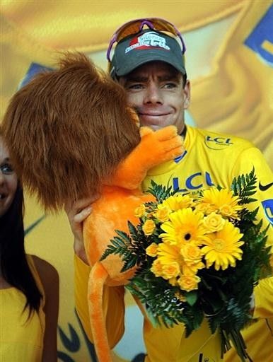 Cadel Evans (Silence-Lotto) receives his second yellow jersey and his second prize lion.