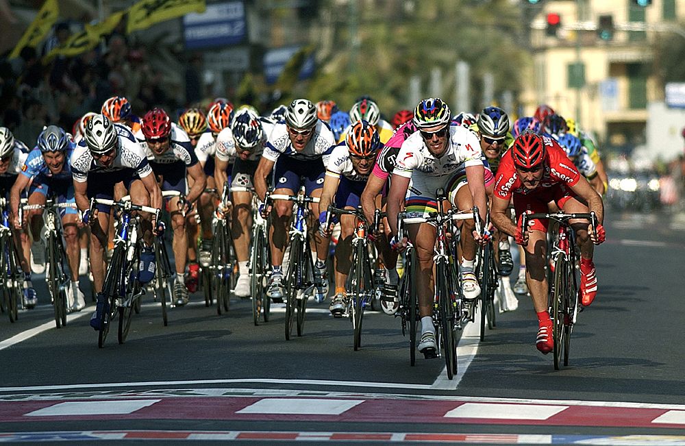 The peloton sprints in on the Via Roma for fourth in the 2003 Milan-San Remo