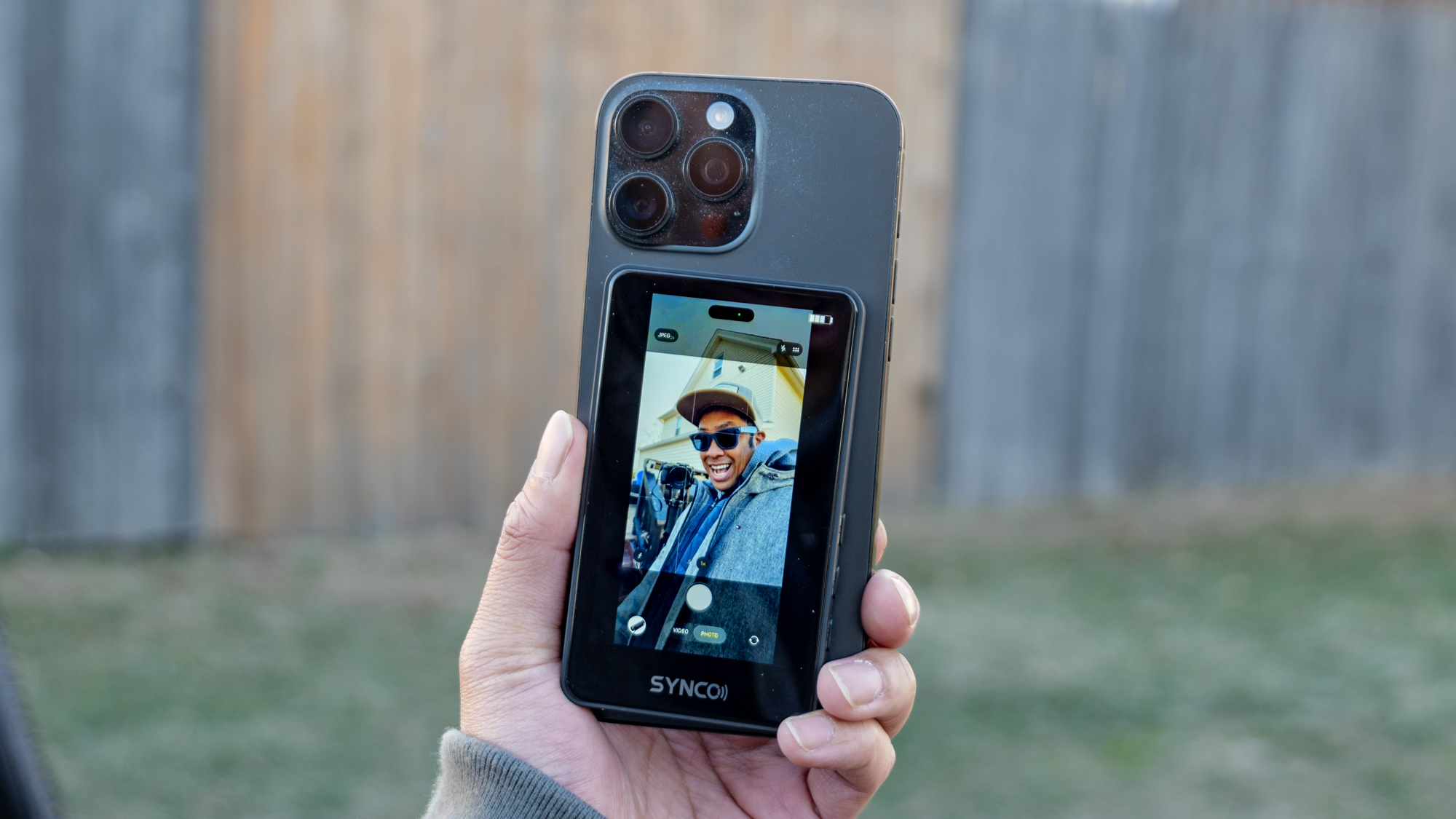 SYNCO XView M4 Magnetic Wireless Phone Monitor connected to iPhone.