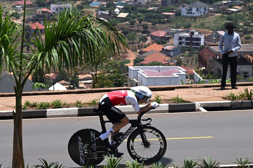 Marlen Reusser on her way to winning the World ITT Championships 2025