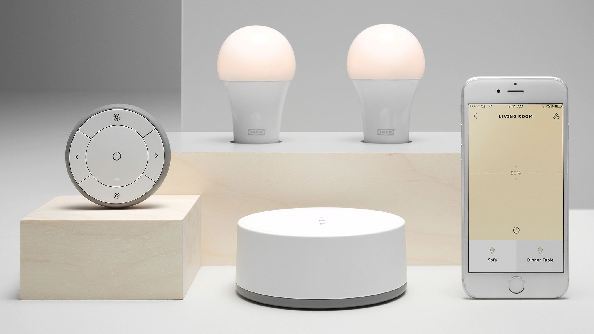 Produkter i IKEA Trådfri-serien står uppställda på ett vitt bord.