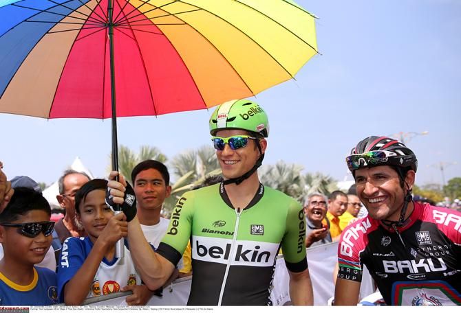 Theo Bos (Belkin) stays out of the sun with some help from locals.