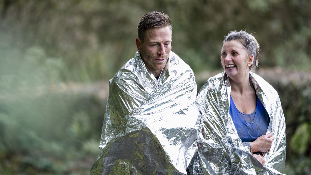 5 reasons you need an emergency blanket: two people in emergency blankets