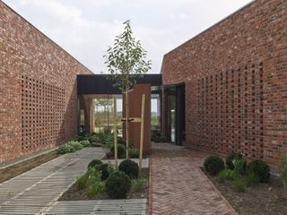 Oxfordshire house exterior with brick courtyard