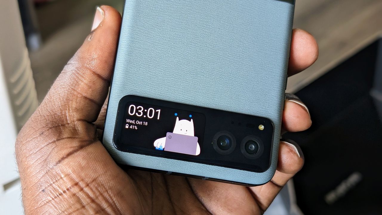 A clock face on the Razr 2023 cover screen