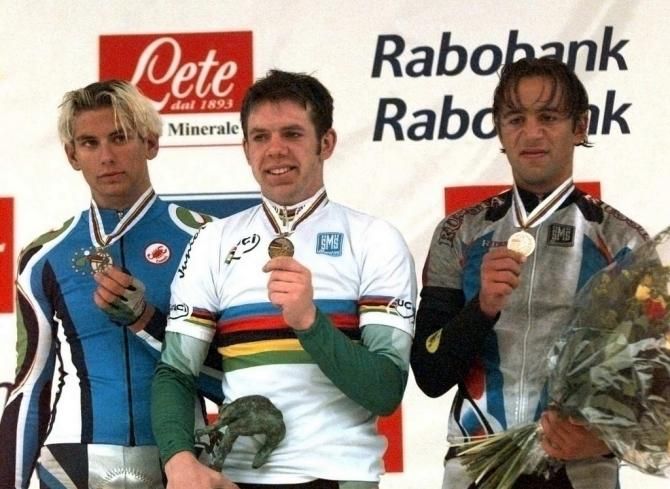 Mark Scanlon wins the 1998 Juniors Worlds while Pippo Pozzato looks on under his bleached locks