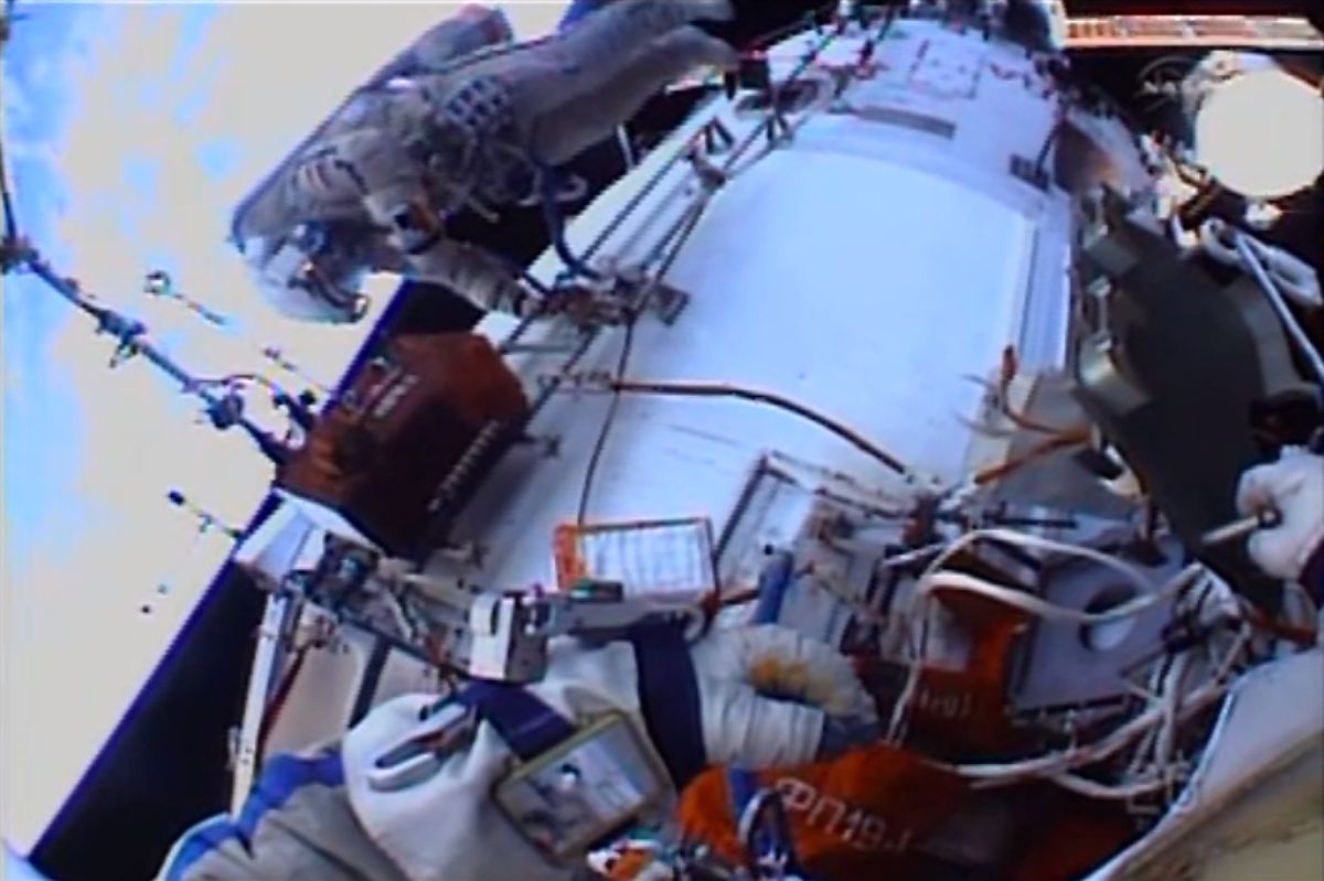 Spacewalk Photos Russian Cosmonauts Install Hd Cameras On Space Station Page 2 Space