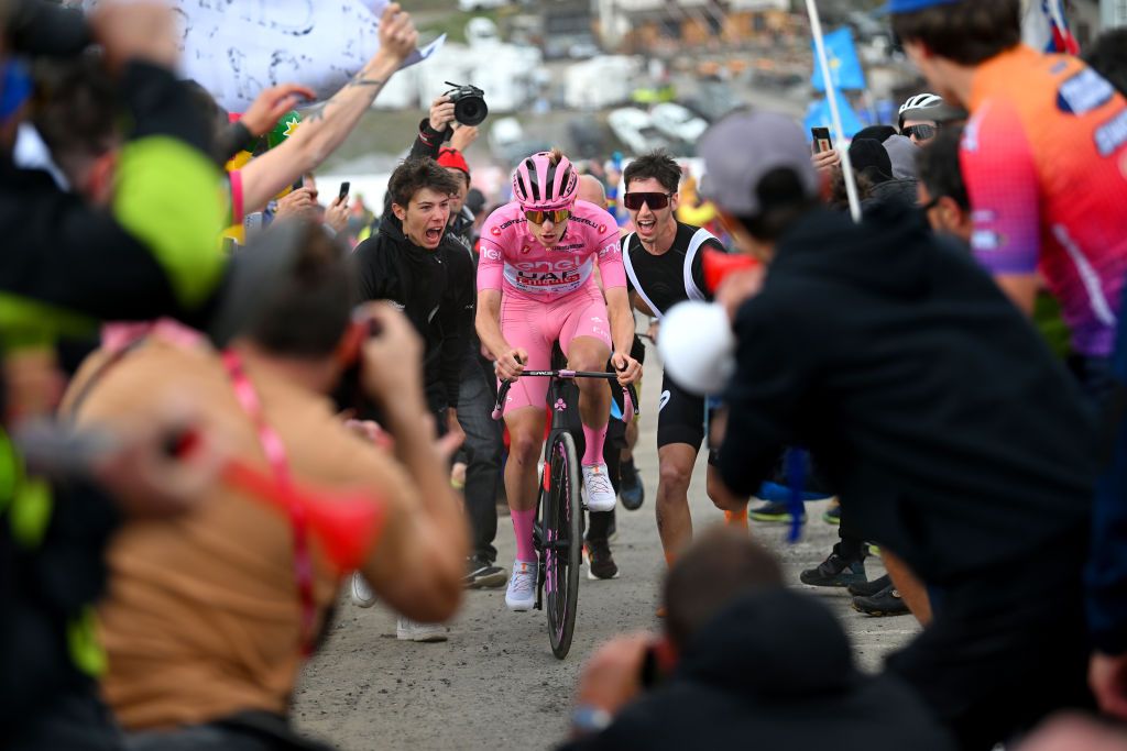 LIVIGNO MOTTOLINO ITALY MAY 19 Tadej Pogacar of Slovenia and UAE Team Emirates Pink Leader Jersey competes in the breakaway climbing the Mottolino 2387m while fans cheer during the 107th Giro dItalia 2024 Stage 15 a 222km stage from Manerba del Garda to Livigno Mottolino 2387m UCIWT on May 19 2024 in Livigno Mottolino Italy Photo by Dario BelingheriGetty Images
