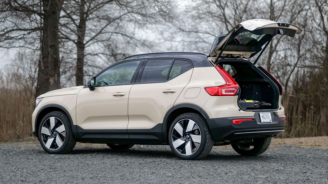 2025 Volvo EX40 Ultra Twin Motor test drive review.