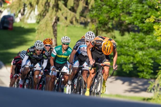 Another chase comes towards the finish after the leader.