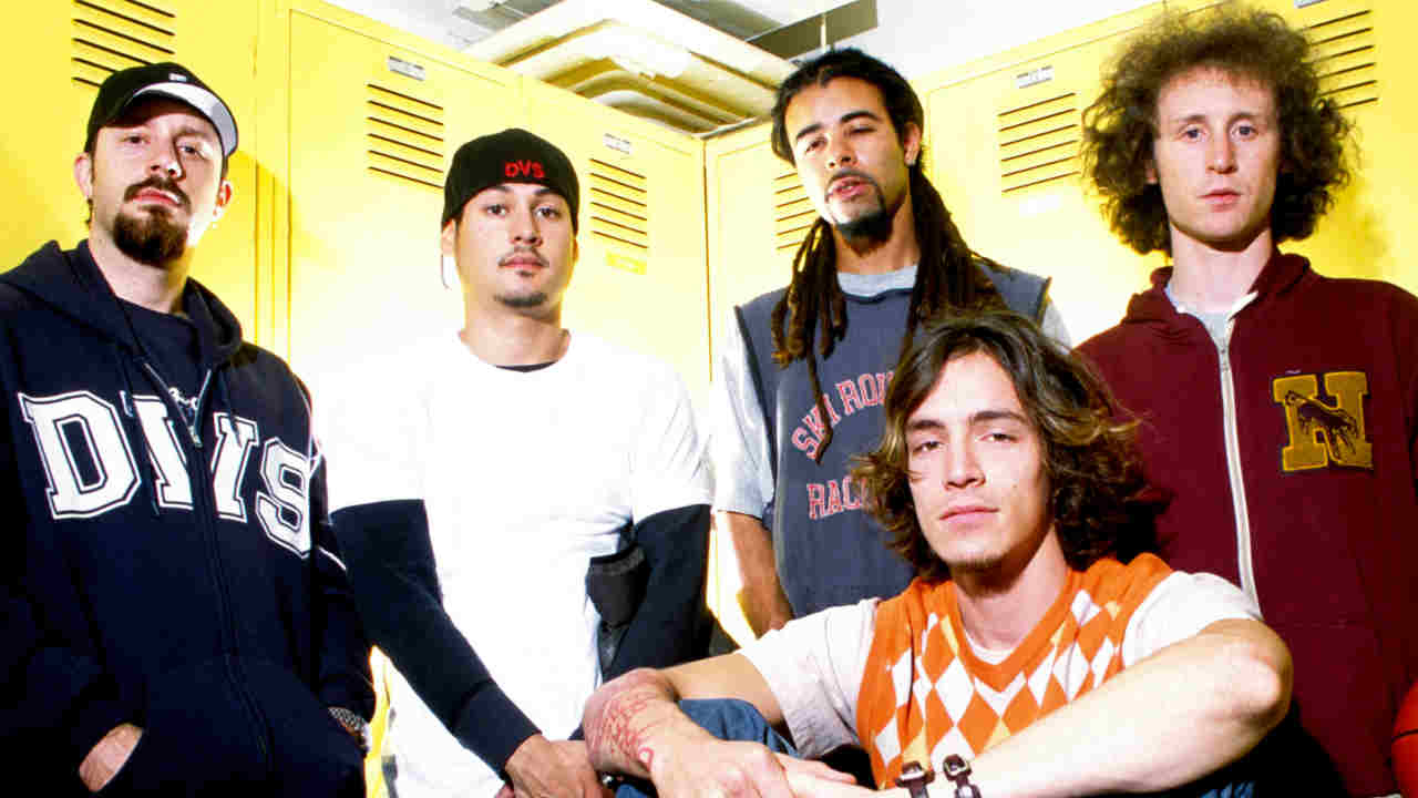 Incubus posing for a photograph in 2001