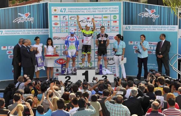 Andrea Guardini (Farnese Vini-Neri Sottoli) flanked by Kenny Van Hummel (Skil-Shimano) and Tyler Farrar (Garmin-Cervelo).