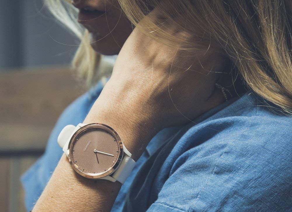 Garmin Vivomove HR rose gold on woman&#039;s wrist