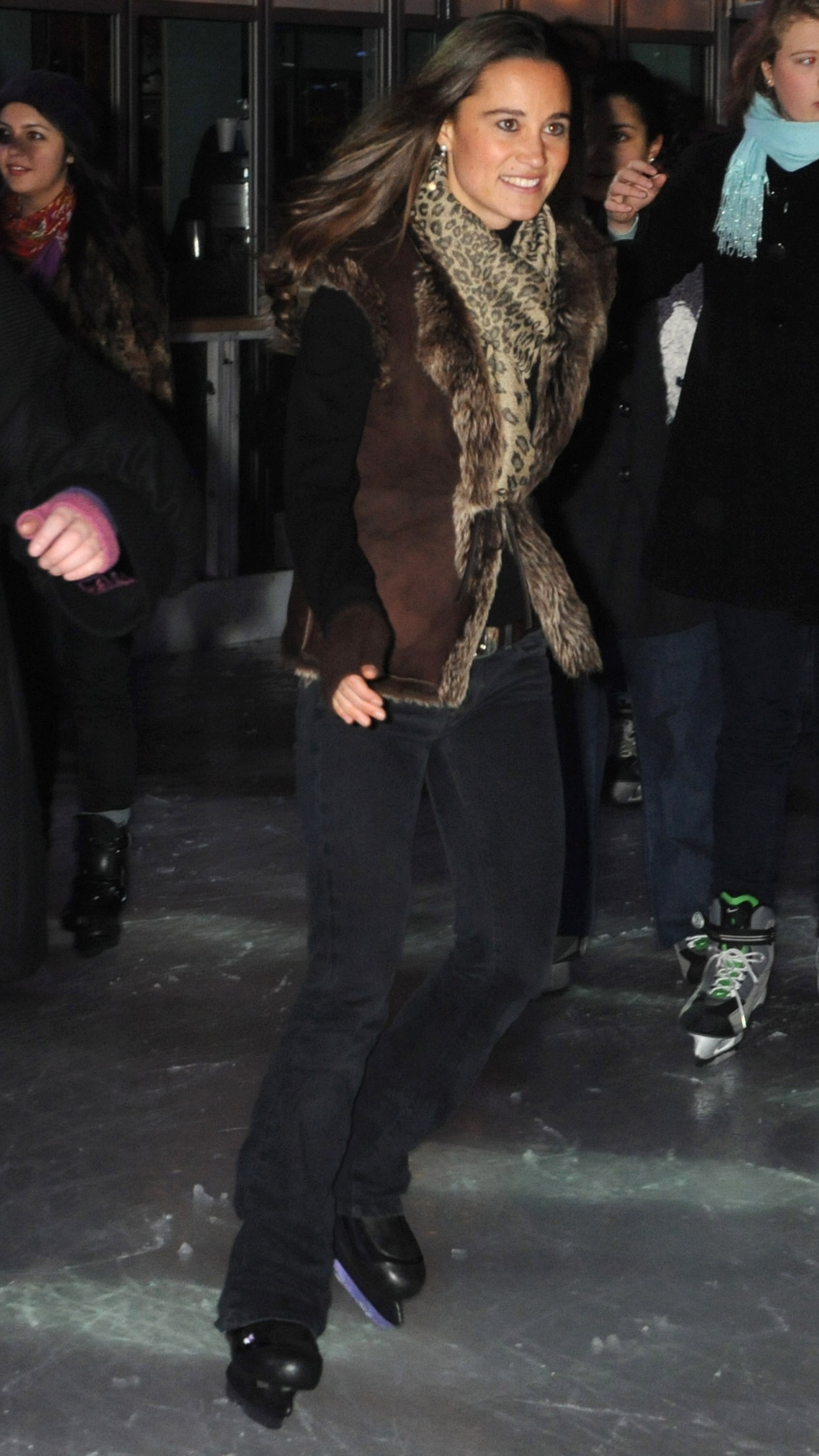 Pippa Middleton bruslí na VIP otevření Somerset House Ice Rink v roce 2008