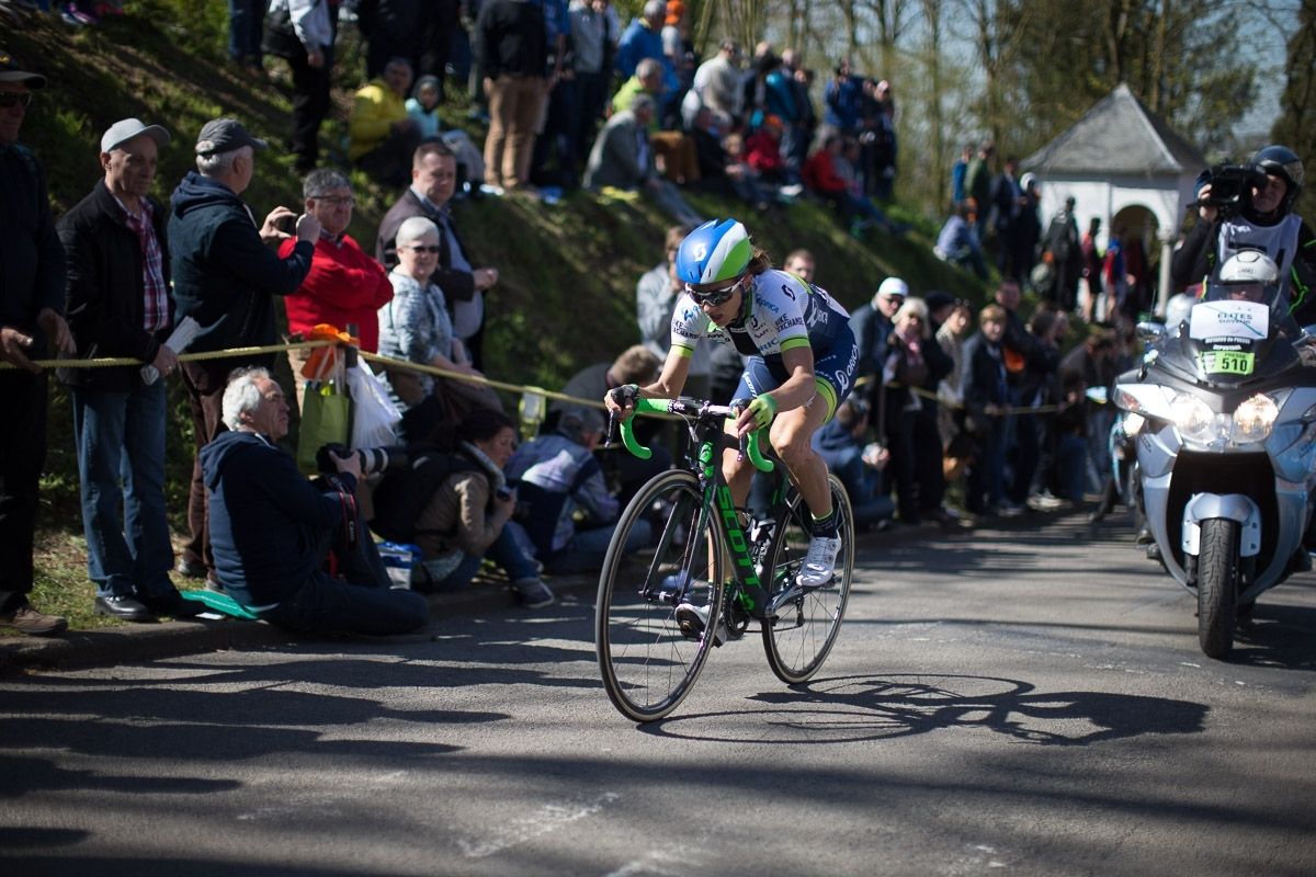 Kat Garfoot (Orica-AIS) on the Mur