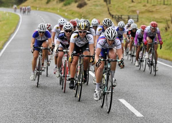 The peloton regroups on the descent.