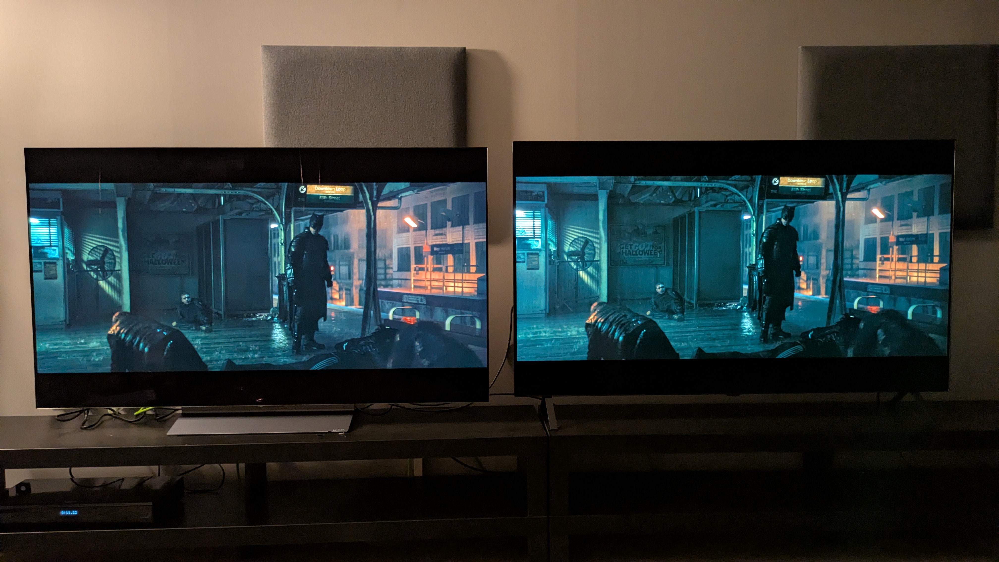 LG C5 (left) and LG B5 (right) with The Batman on screen