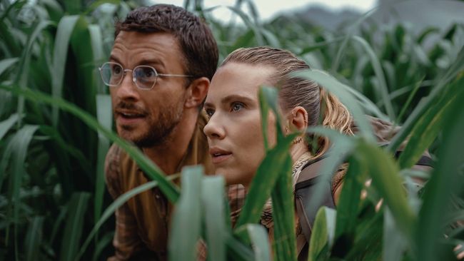 Jonathan Bailey Explains Why He And Scarlett Johansson Can’t Stop Kissing At Jurassic World Events