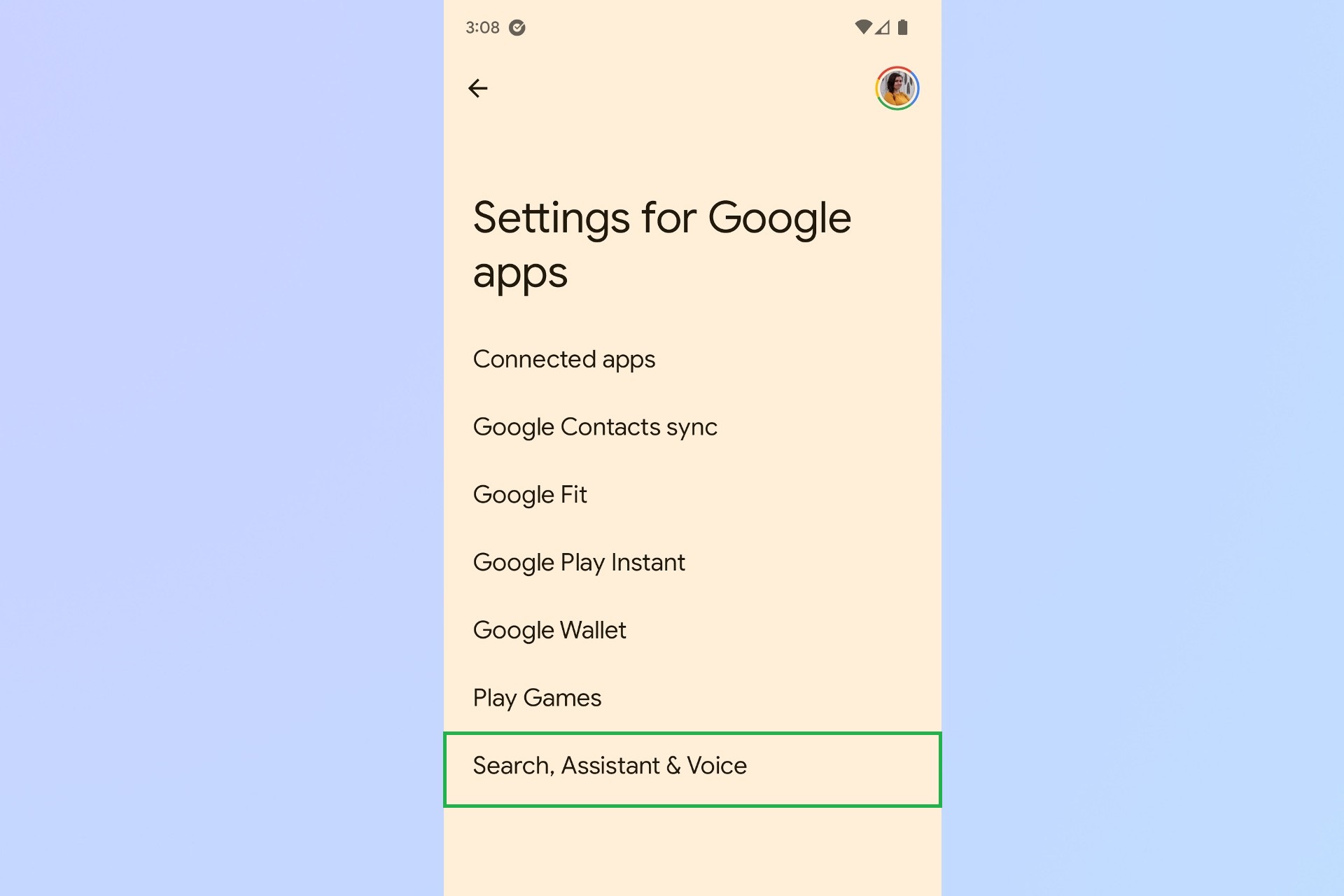 Скриншот меню настроек приложений Google, где Поиск, Ассистент и Голос выделены зеленым квадратом.