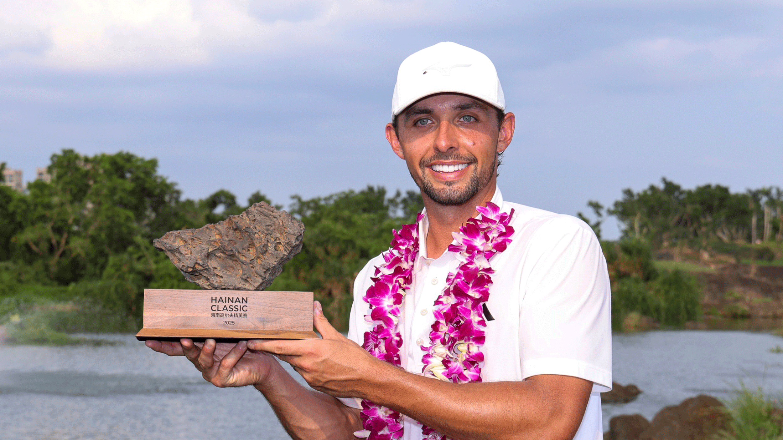 Marco Penge holds up the Hainan Classic trophy after winning in 2025