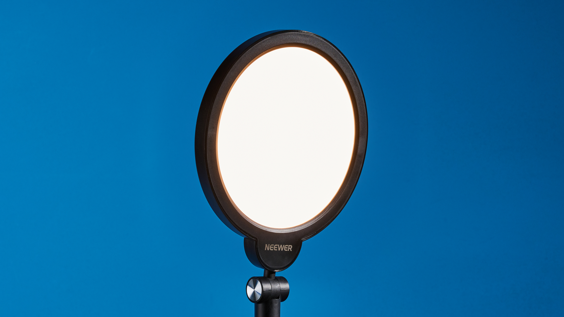 The Neewer Basics R06 7-inch Round Light photographed in front of a blue background.
