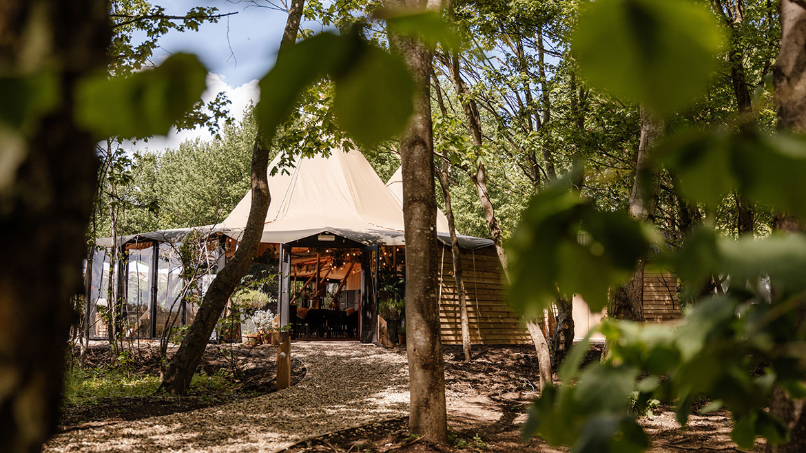 The Lakes Bar &amp;amp; Kitchen exterior