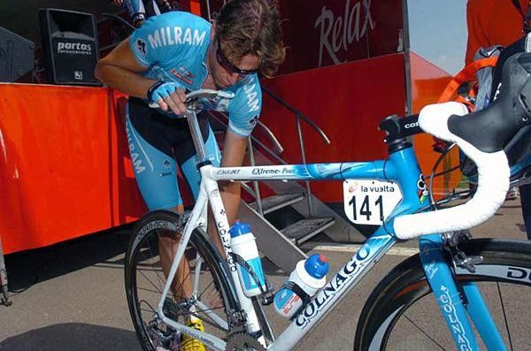 Alessandro Petacchi (Milram) checks his bike