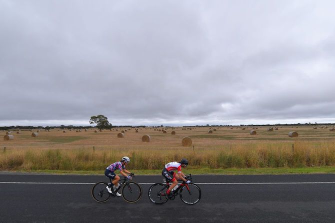 The early break makes progress, despite the worsening weather
