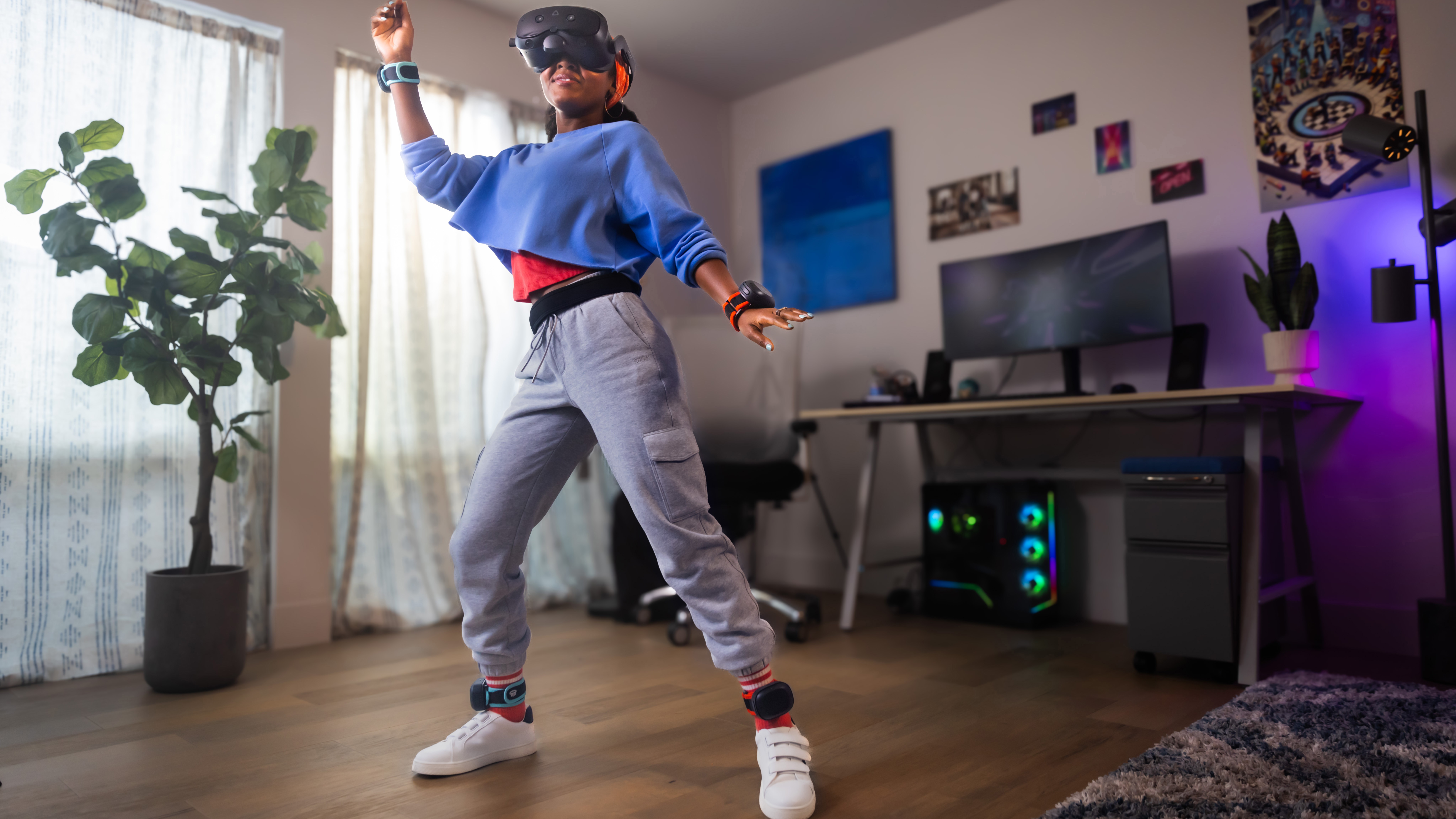 Un bailarín utiliza el HTC Vive Focus Vision en su habitación con una PC para juegos detrás de él