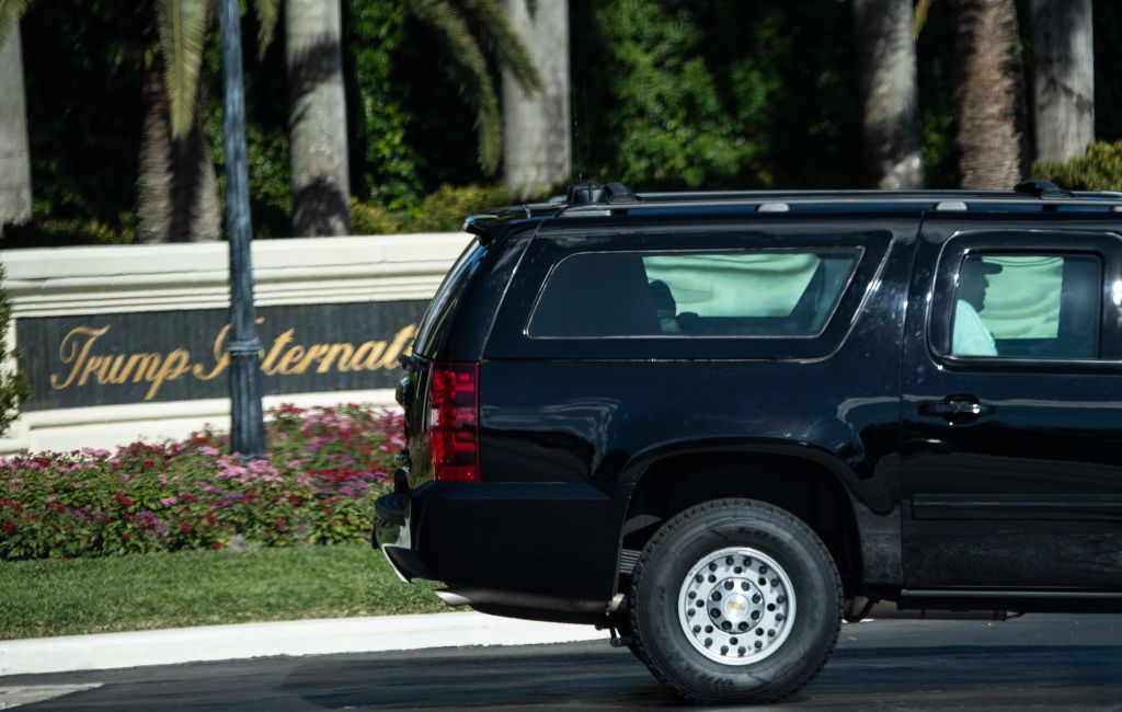 Trump golfs in Florida