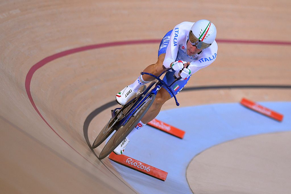 Elia Viviani riding to third in the individual pursuit