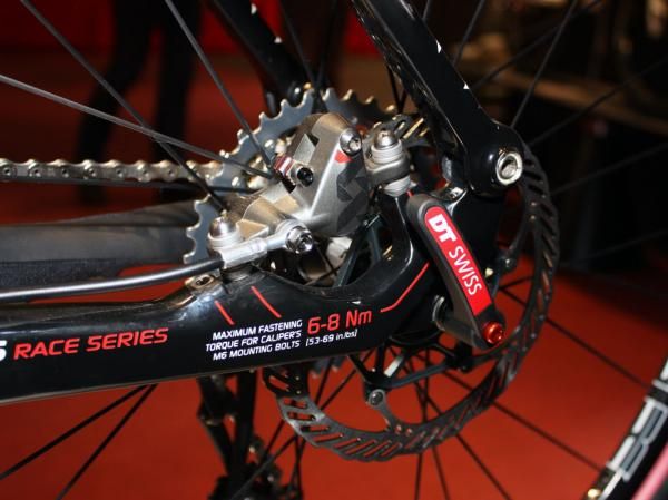 Post-mount disc tabs on the FSL 1.0 are compatible with either 160mm or 180mm rotors - but not 140mm.