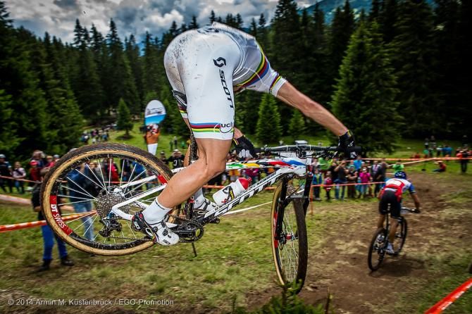 Nino Schurter shows off his skills