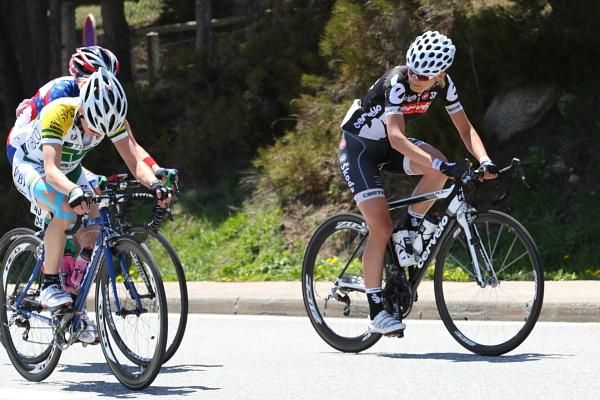 Claudia Hausler (Cervelo Test Team) takes a look at Australian champion Ruth Corset (Tibco).