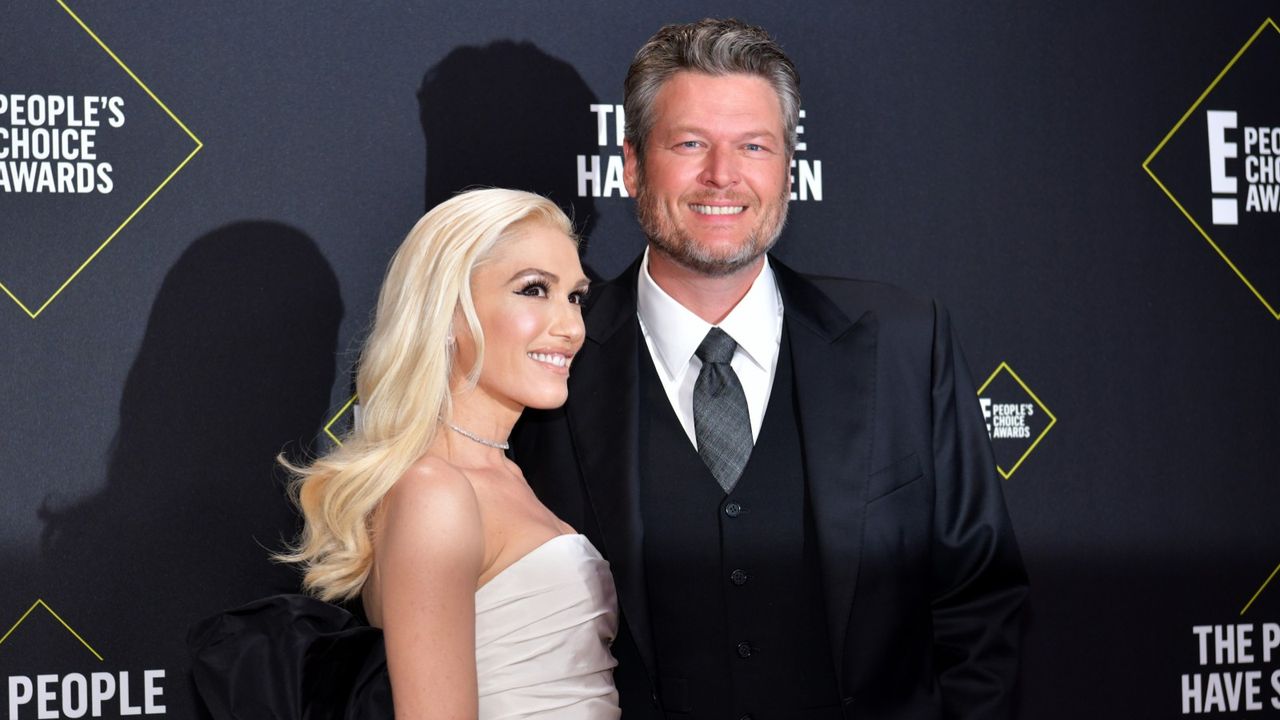 Gwen Stefani and Blake Shelton attend the 2019 E! People&#039;s Choice Awards at Barker Hangar on November 10, 2019 in Santa Monica, California.