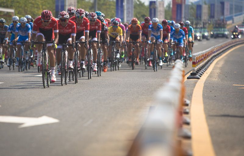 The peloton strings out