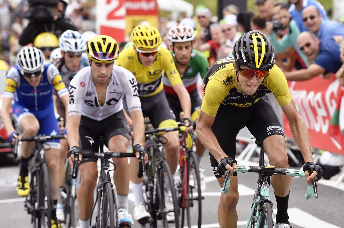 George Bennett (LottoNL&ndash;Jumbo) attacks the yellow jersey group