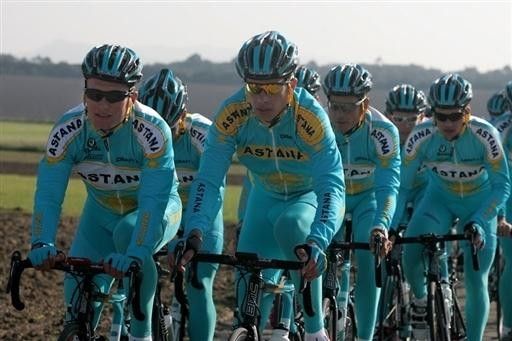 Alexander Vinokourov (l) and Andrei Kashechkin lead the group during a training ride