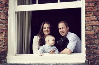 Kate Middleton, Prince William, Prince George and Lupo in the window of Kensington Palace