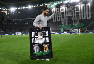 LISBON, PORTUGAL - NOVEMBER 05: Ruben Amorim, Head Coach of Sporting CP, acknowledges the fans after being presented with a canvas prior to his departure from the club to become Manager of Manchester United, ahead of the UEFA Champions League 2024/25 League Phase MD4 match between Sporting Clube de Portugal and Manchester City at Estadio Jose Alvalade on November 05, 2024 in Lisbon, Portugal. (Photo by David Ramos - UEFA/UEFA via Getty Images)