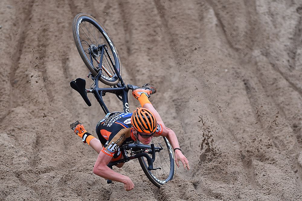 Tim Merlier (Bel) crashes in the sandat Zonhoven.
