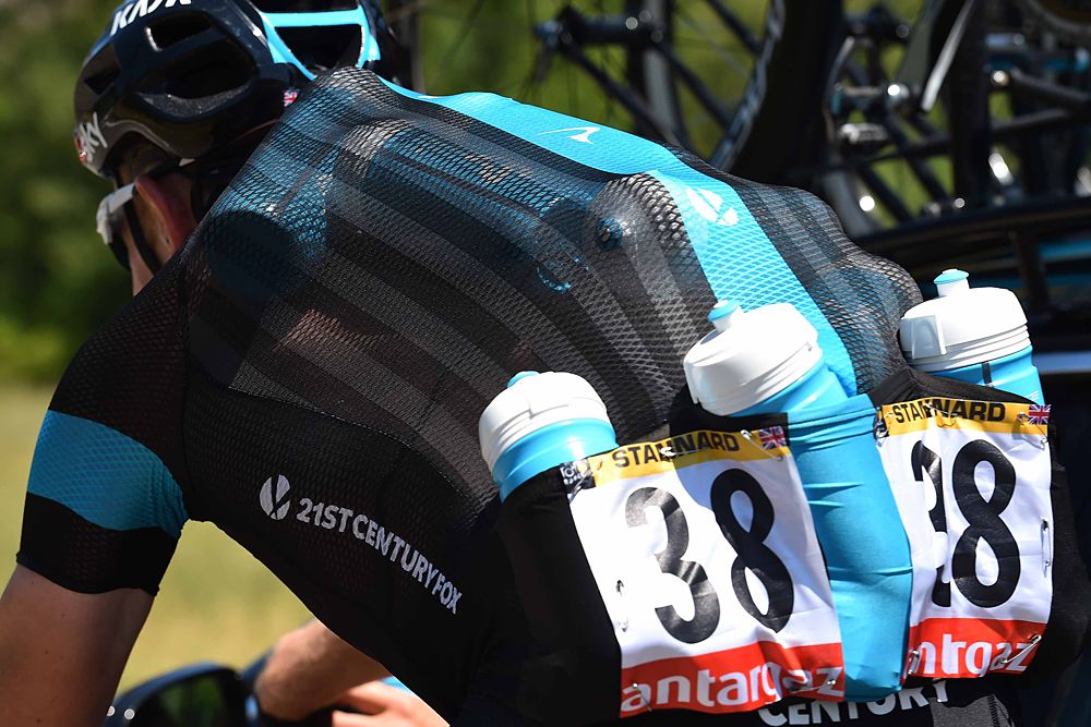 Ian Stannard (Team Sky) goes back for water bottles