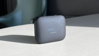 OnePlus Buds Pro 2-oplaadcase op tafel